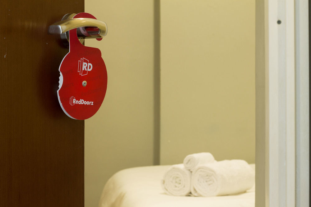 Hotel Reddoorz @ Kwitang Jakarta Exterior foto