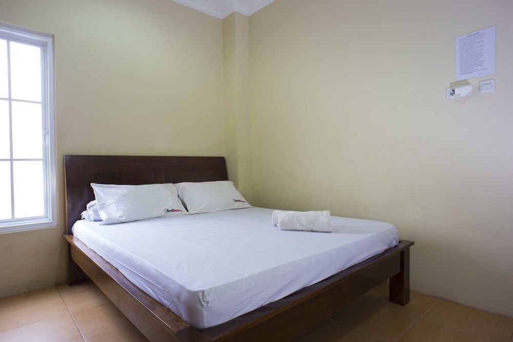 Hotel Reddoorz @ Kwitang Jakarta Exterior foto