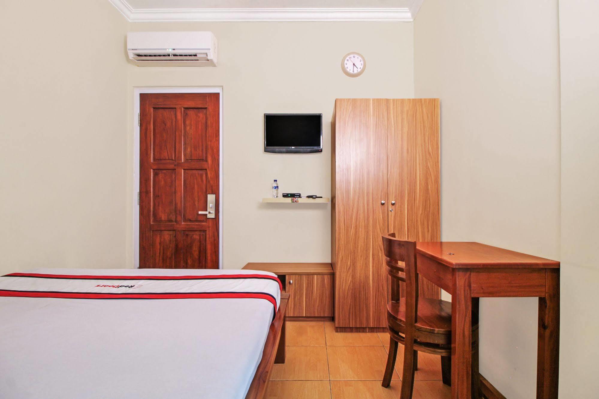 Hotel Reddoorz @ Kwitang Jakarta Exterior foto