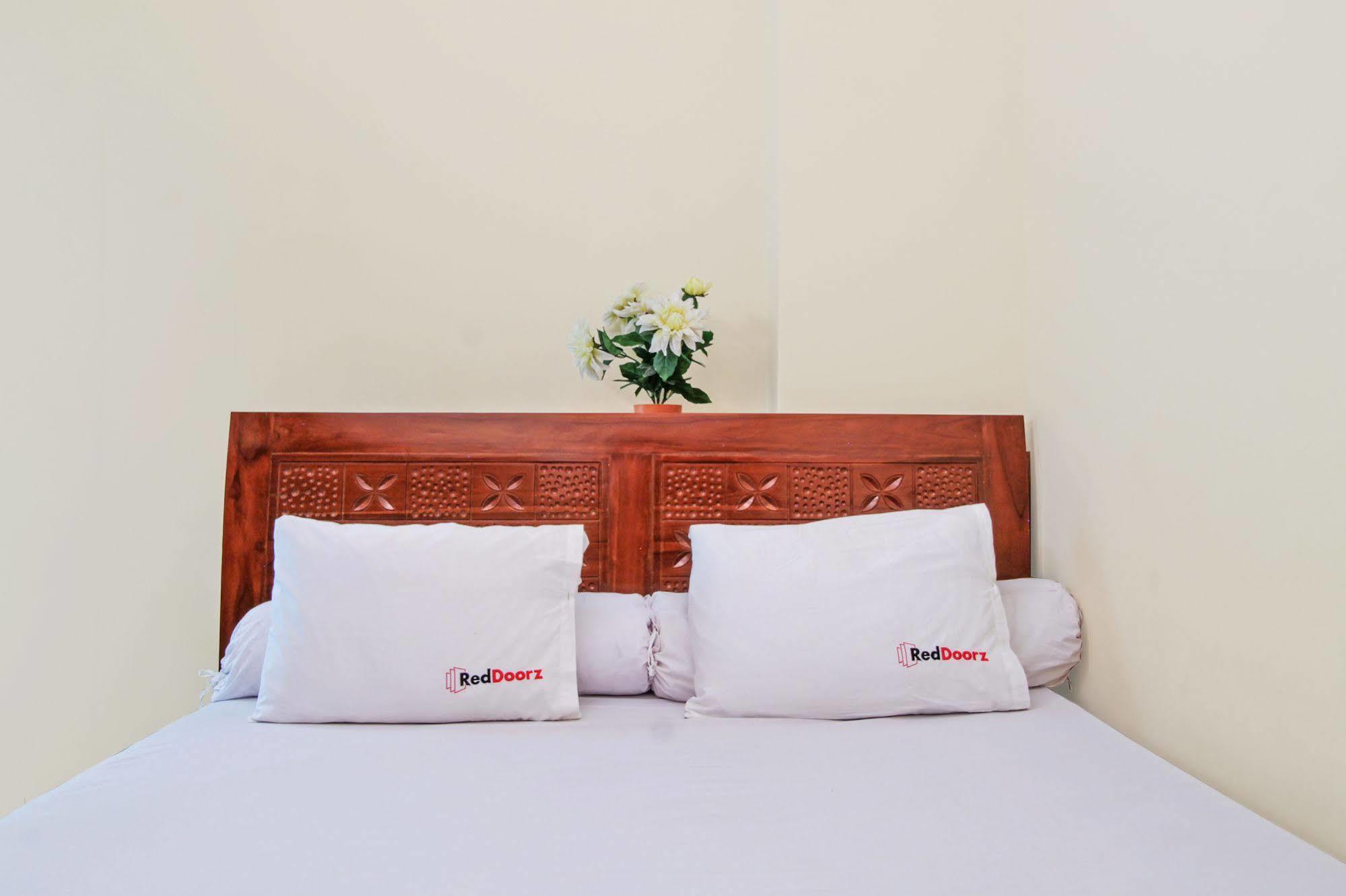 Hotel Reddoorz @ Kwitang Jakarta Exterior foto