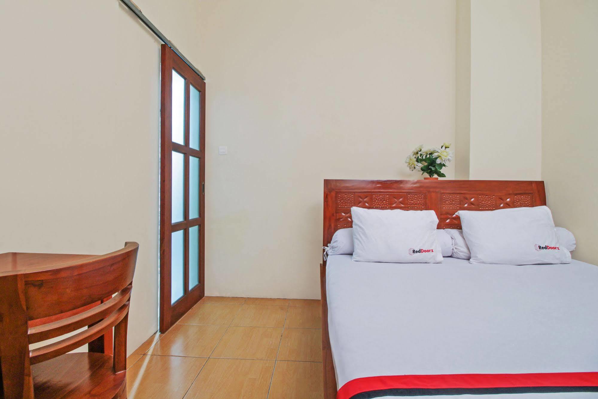 Hotel Reddoorz @ Kwitang Jakarta Exterior foto