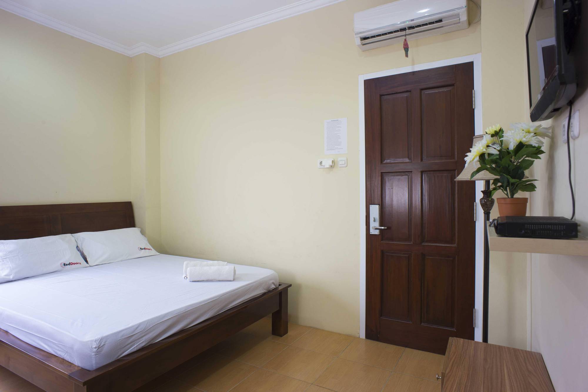 Hotel Reddoorz @ Kwitang Jakarta Exterior foto